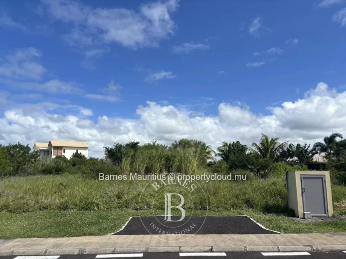 BEAU VALLON - Residential corner plot - 1057.88 m²