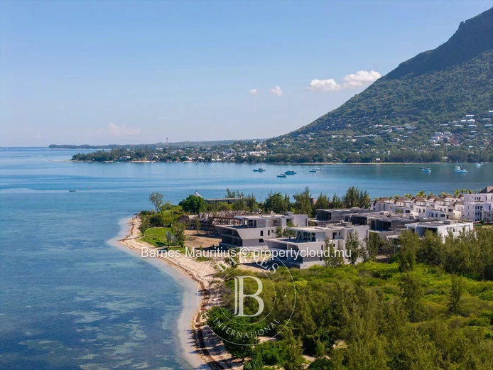 BLACK RIVER - Beachfront Apartment with Sea Views - 3 Bedrooms