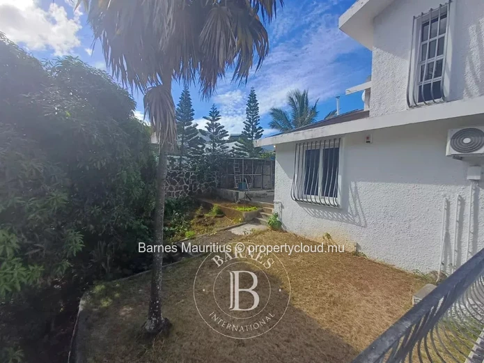 POINTE AUX CANONNIERS – House to Renovate – 4 Bedrooms