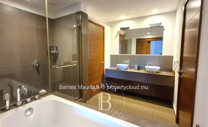 AZURI - Spacious Garden Apartment - 3 Bedrooms