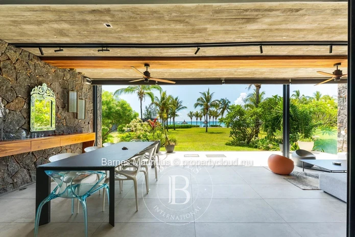 GRAND BAIE - Beachfront Apartment - 3 Bedrooms