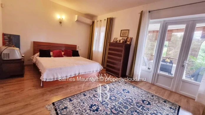 FLIC EN FLAC - Family Home in Two Parts - 7 Bedrooms