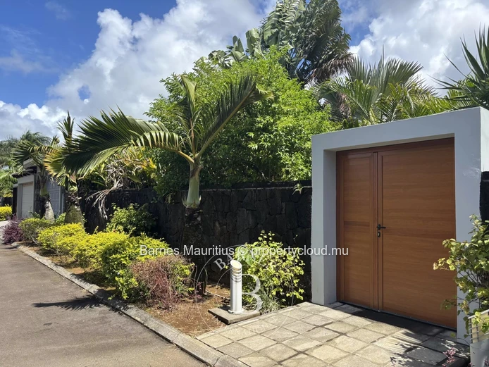VIEUX GRAND PORT - Contemporary villa with sea access - 6 bedrooms - 788 m²