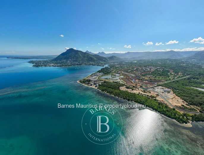 BLACK RIVER - Beachfront Apartment with Sea Views - 3 Bedrooms