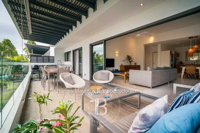 RIVIÈRE NOIRE - Beachfront penthouse with pool - 2 bedrooms