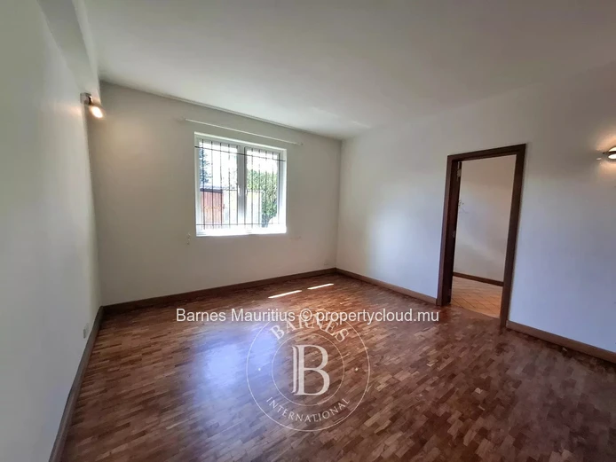 FLOREAL - Versatile Family Home or Office Space with Studio - 420 m²