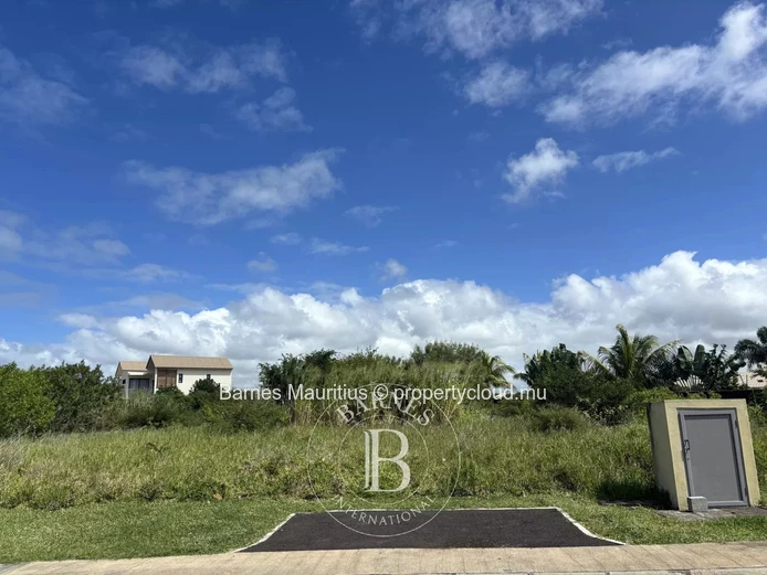 BEAU VALLON - Residential corner plot - 1057.88 m²