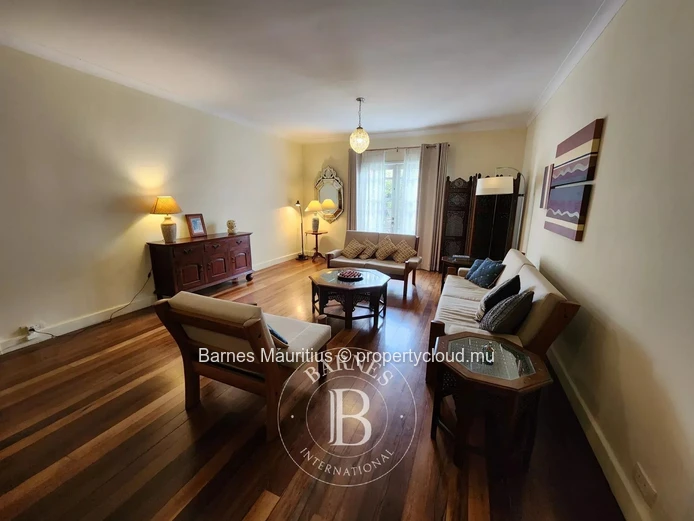 QUATRE BORNES - Maison et bureau jumelés à vendre - 450 m²