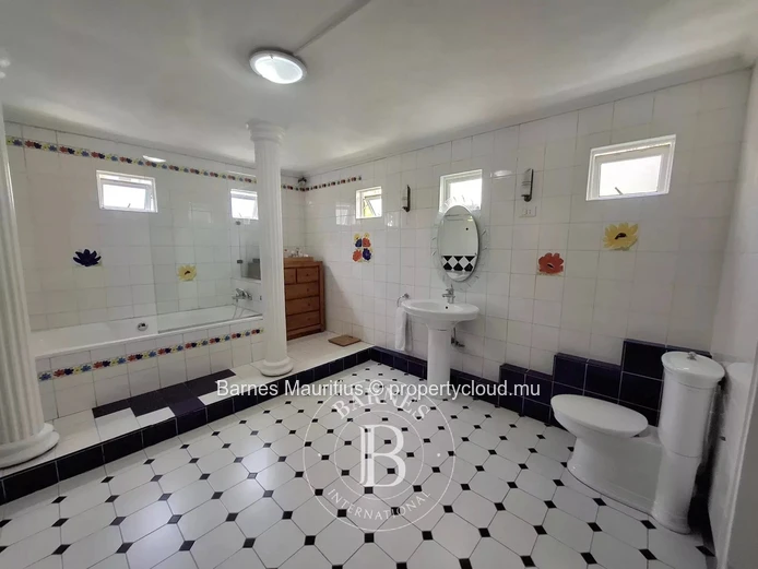 FLORÉAL – Spacious family home with indoor pool – 6 bedrooms