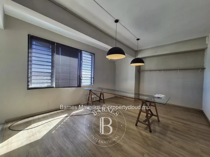 GRAND BAIE - Bright open-plan office - 70 m² - France