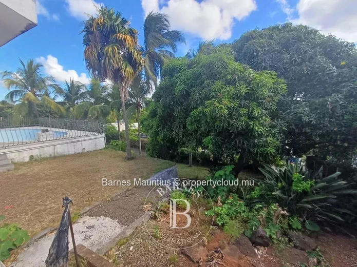 POINTE AUX CANONNIERS – House to Renovate – 4 Bedrooms