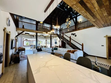 6 Bedroom Villa