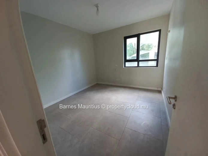 FLOREAL - Conveniently Located 4-Bedroom Apartment with Mountain Views