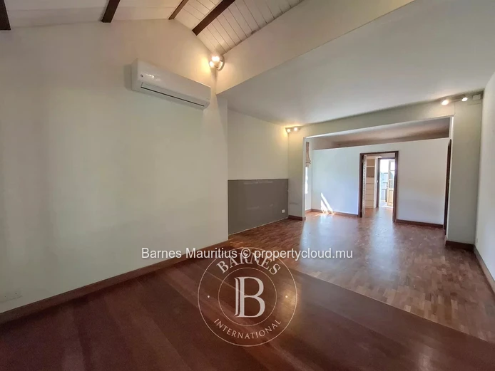 FLOREAL - Versatile Family Home or Office Space with Studio - 420 m²