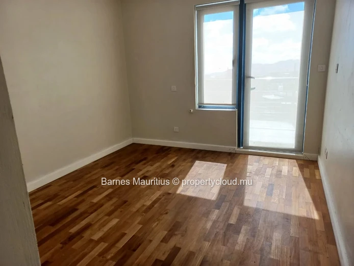 FLOREAL - Conveniently Located 4-Bedroom Apartment with Mountain Views