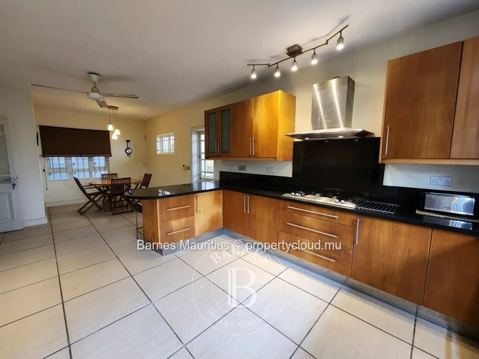 QUATRE BORNES - Maison et bureau jumelés à vendre - 450 m²