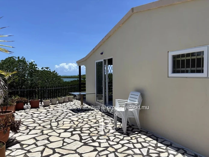 MAHEBOURG - Commercial space - 934 m²