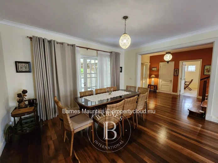 QUATRE BORNES - Maison et bureau jumelés à vendre - 450 m²