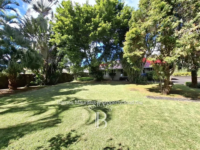 FLOREAL - Versatile Family Home or Office Space with Studio - 420 m²
