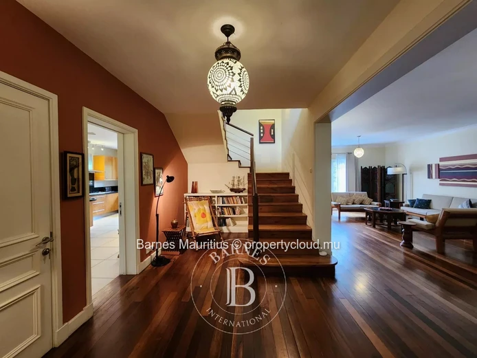 QUATRE BORNES - Maison et bureau jumelés à vendre - 450 m²