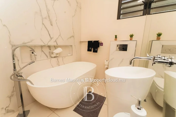 FLIC-EN-FLAC – Elegant 3-Bedroom Apartment