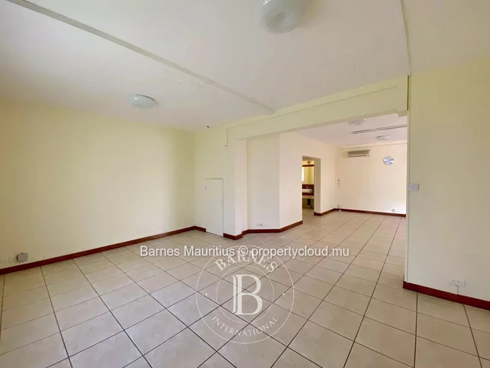 QUATRE BORNES - Maison et bureau jumelés à vendre - 450 m²