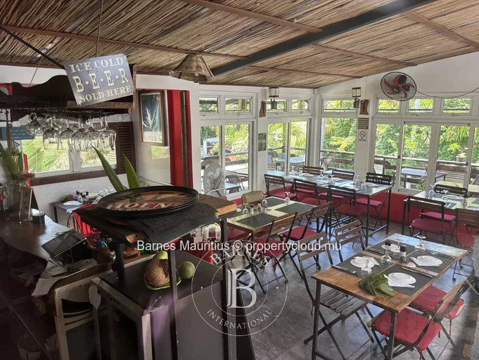 MAHEBOURG - Commercial space - 934 m²