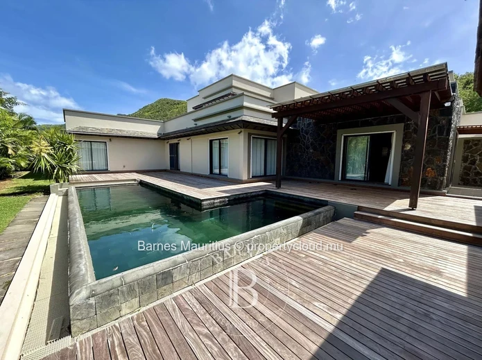 RIVIERE NOIRE - 2 Villas with mountain view - 6 bedrooms