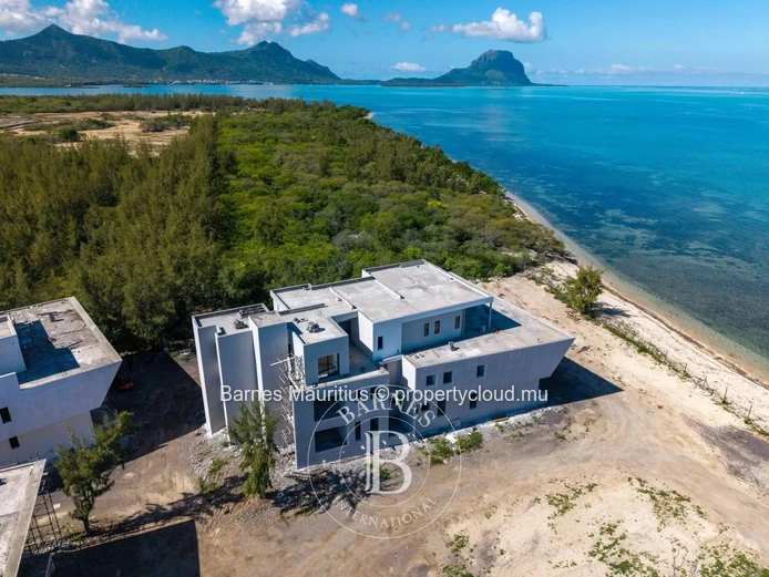BLACK RIVER - Beachfront Apartment with Sea Views - 3 Bedrooms