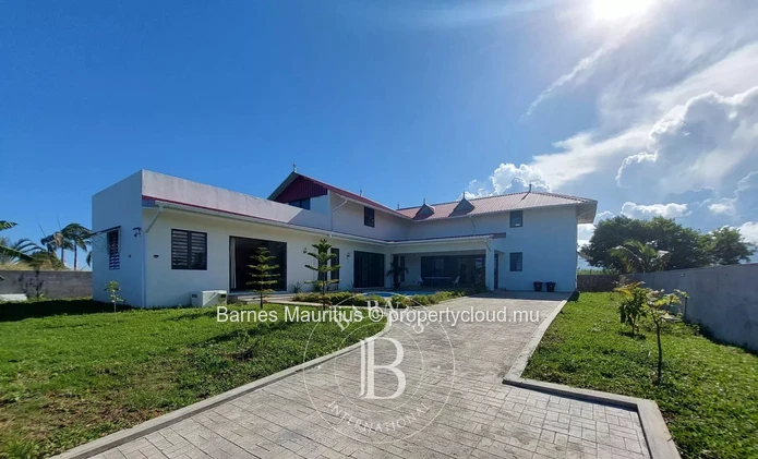 BEAU VALLON – Contemporary family home with pool - 4 bedrooms