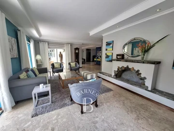 6 Bedroom House