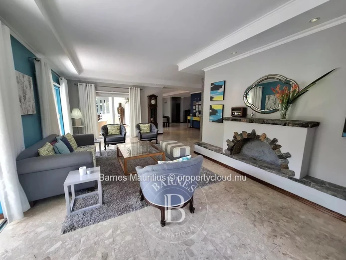 FLORÉAL – Spacious family home with indoor pool – 6 bedrooms