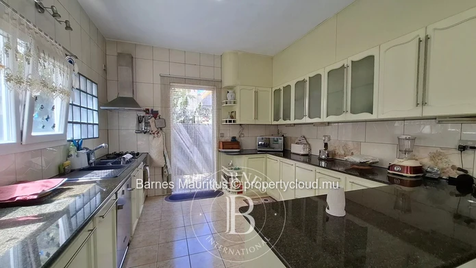 FLIC EN FLAC - Family Home in Two Parts - 7 Bedrooms
