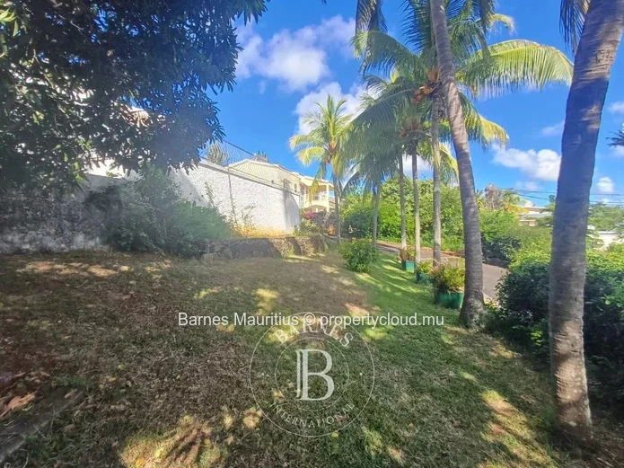 POINTE AUX CANONNIERS – House to Renovate – 4 Bedrooms