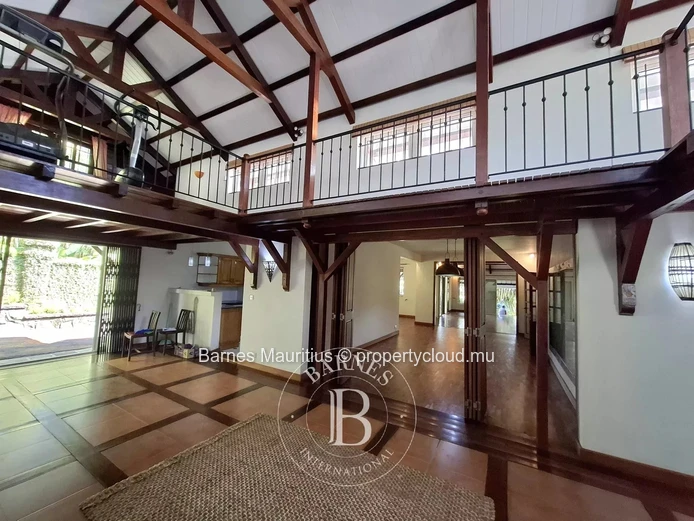 FLOREAL - Versatile Family Home or Office Space with Studio - 420 m²