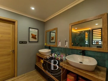 6 Bedroom House
