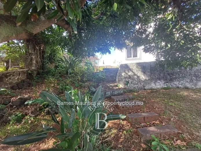 POINTE AUX CANONNIERS – House to Renovate – 4 Bedrooms