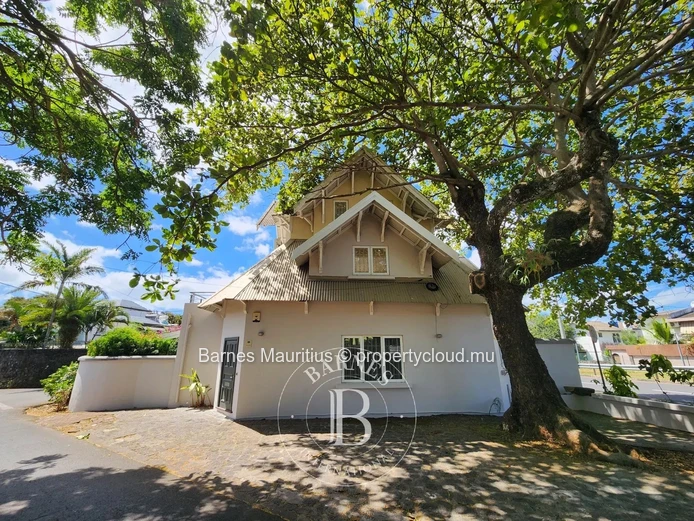 QUATRE BORNES - Maison et bureau jumelés à vendre - 450 m²