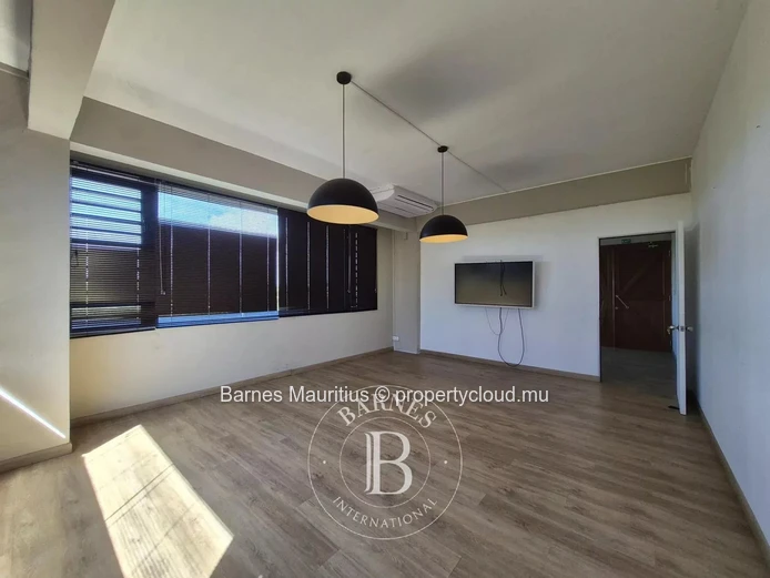 GRAND BAIE - Bright open-plan office - 70 m² - France