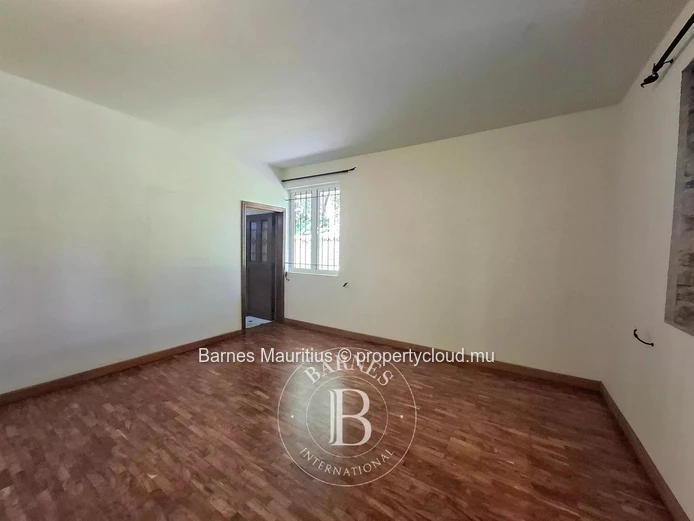 FLOREAL - Versatile Family Home or Office Space with Studio - 420 m²