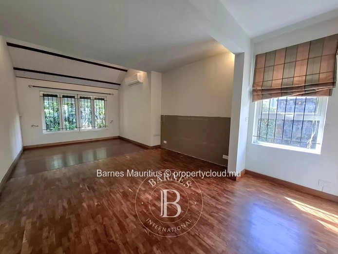 FLOREAL - Versatile Family Home or Office Space with Studio - 420 m²
