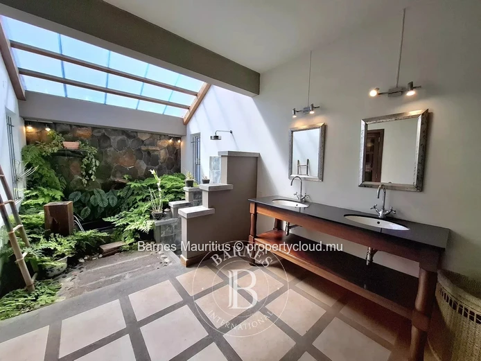FLOREAL - Versatile Family Home or Office Space with Studio - 420 m²