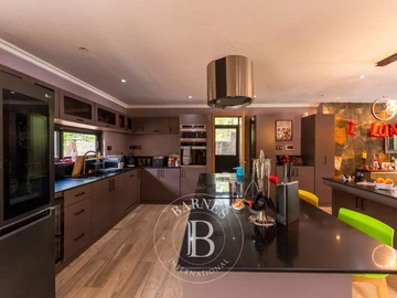 6 Bedroom House