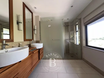 5 Bedroom Villa