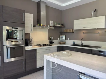 6 Bedroom House