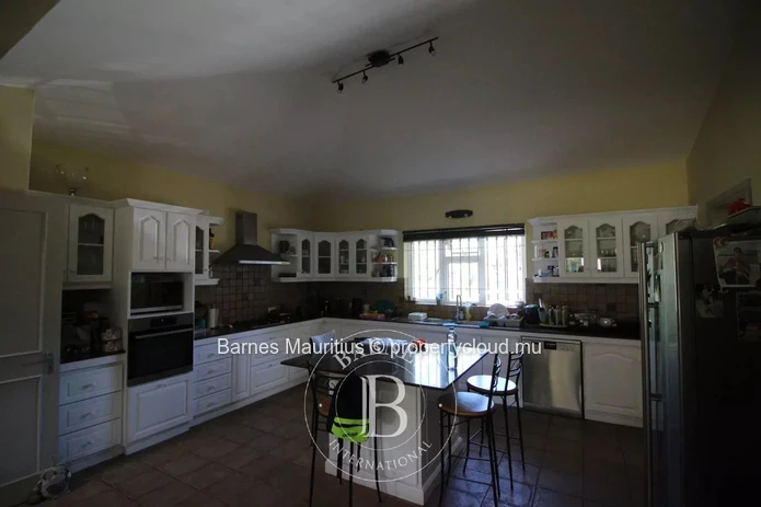 RIVIÈRE NOIRE - House with a tennis court - 4 bedrooms