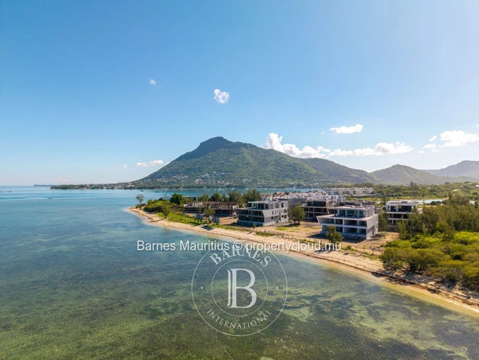 BLACK RIVER - Beachfront Apartment with Sea Views - 3 Bedrooms
