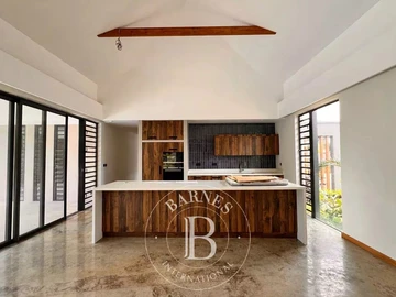 6 Bedroom Villa