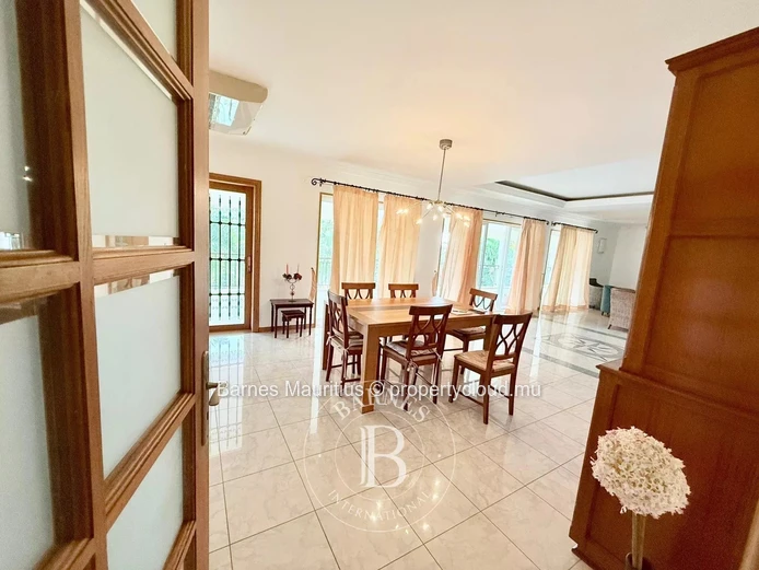 TAMARIN - Spacious Villa To Renovate - 5 Bedrooms