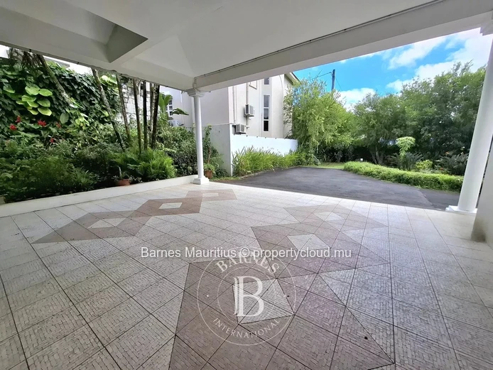 FLORÉAL – Spacious family home with indoor pool – 6 bedrooms
